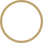 Schlichter goldener Kreisrahmen auf hellem Hintergrund, minimalistisches Symbol für Ganzheit und Einheit.