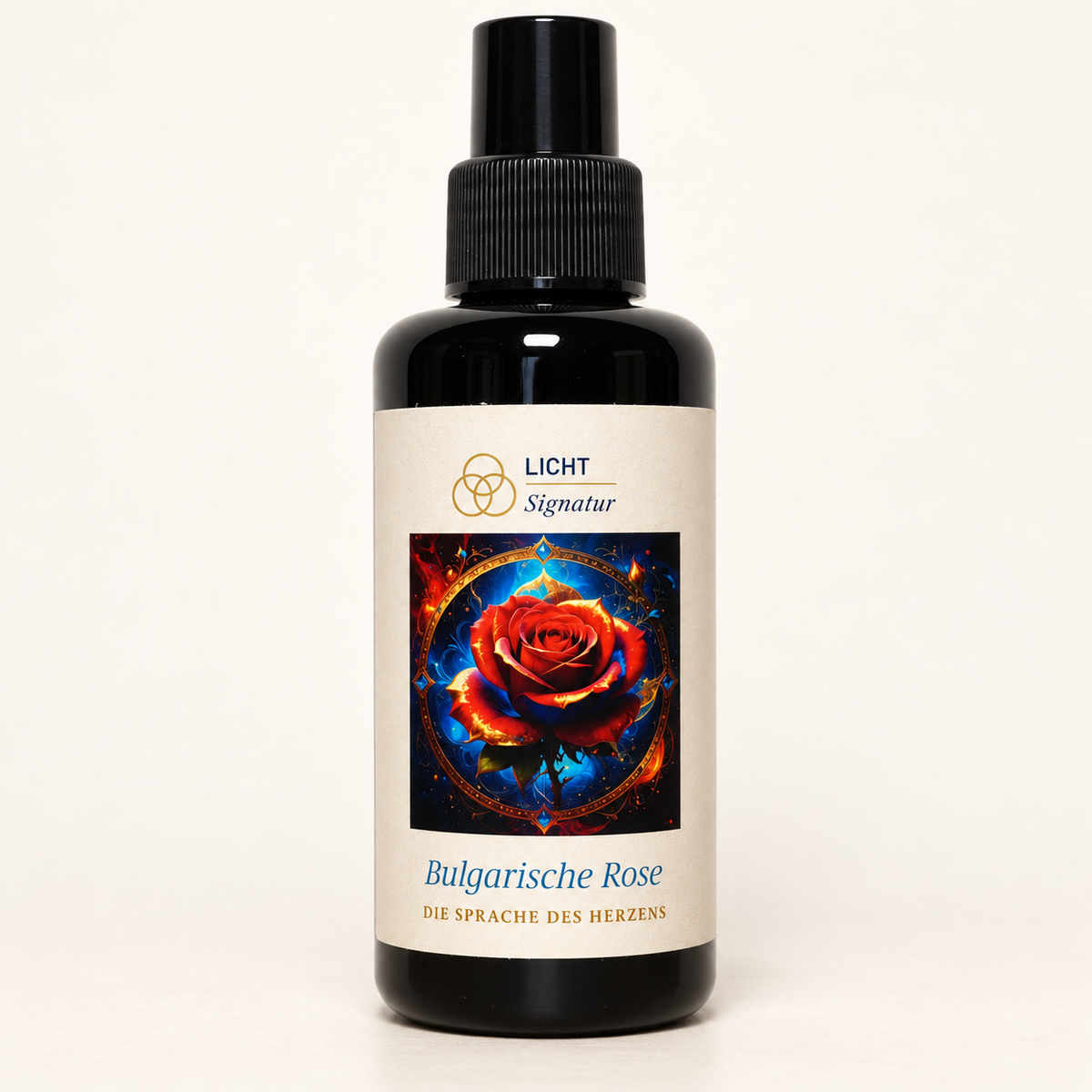 LichtSignatur Bulgarische Rose Spray in violetter Flasche mit farbigem Etikett vor elfenbeinfarbenem Hintergrund.