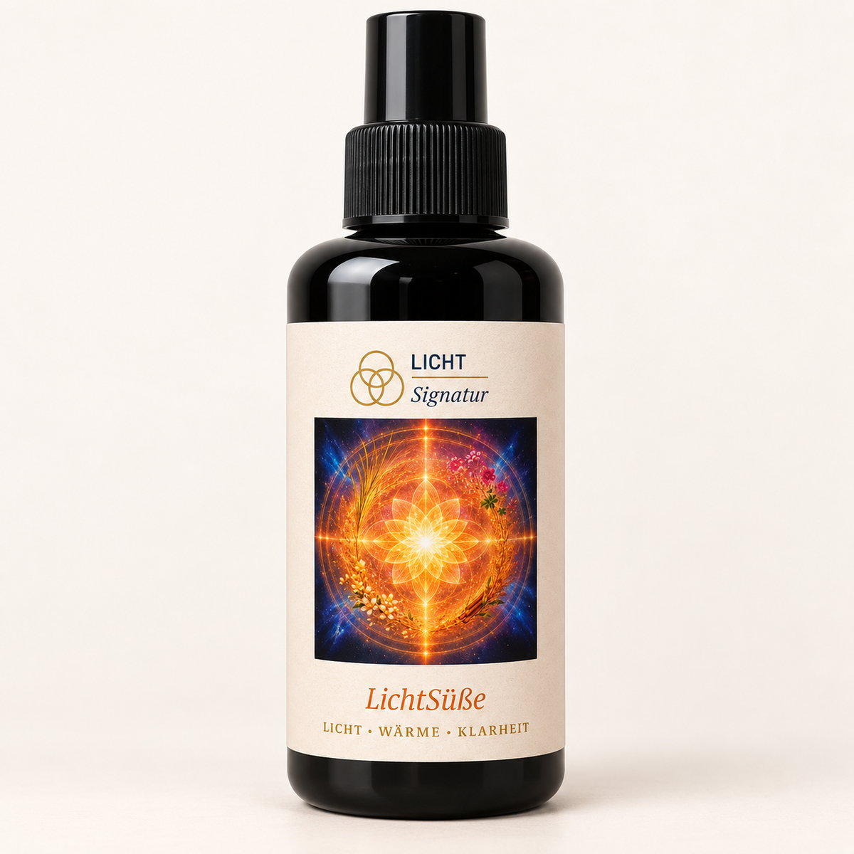 LichtSignatur LichtSüße Spray in Violetter Flasche mit farbigem Etikett vor elfenbeinfarbenem Hintergrund.