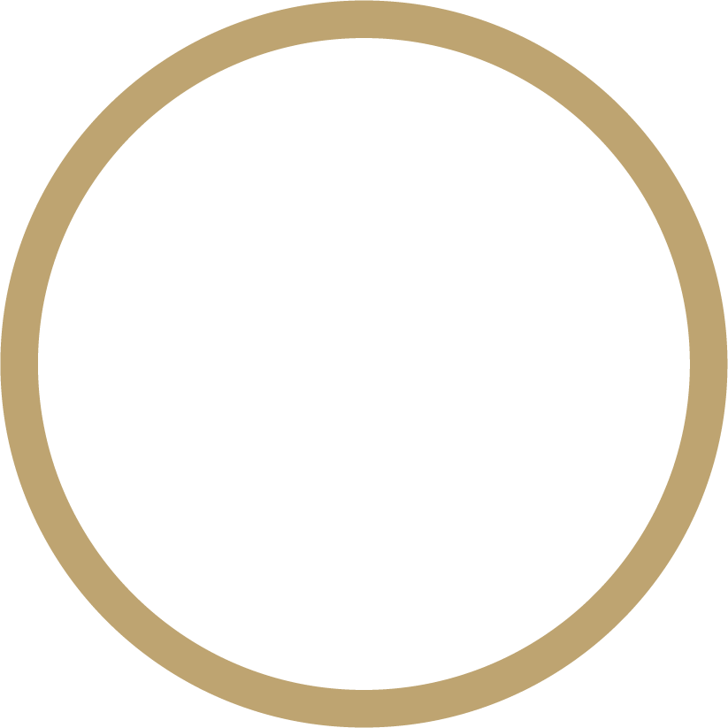 Schlichter goldener Kreisrahmen auf hellem Hintergrund, minimalistisches Symbol für Ganzheit und Einheit.