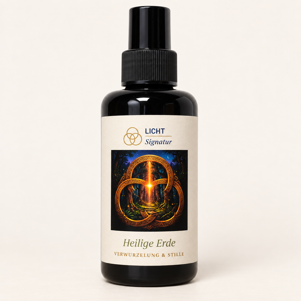 LichtSignatur Heilige Erde Spray in schwarzer Flasche mit farbigem Etikett vor elfenbeinfarbenem Hintergrund.