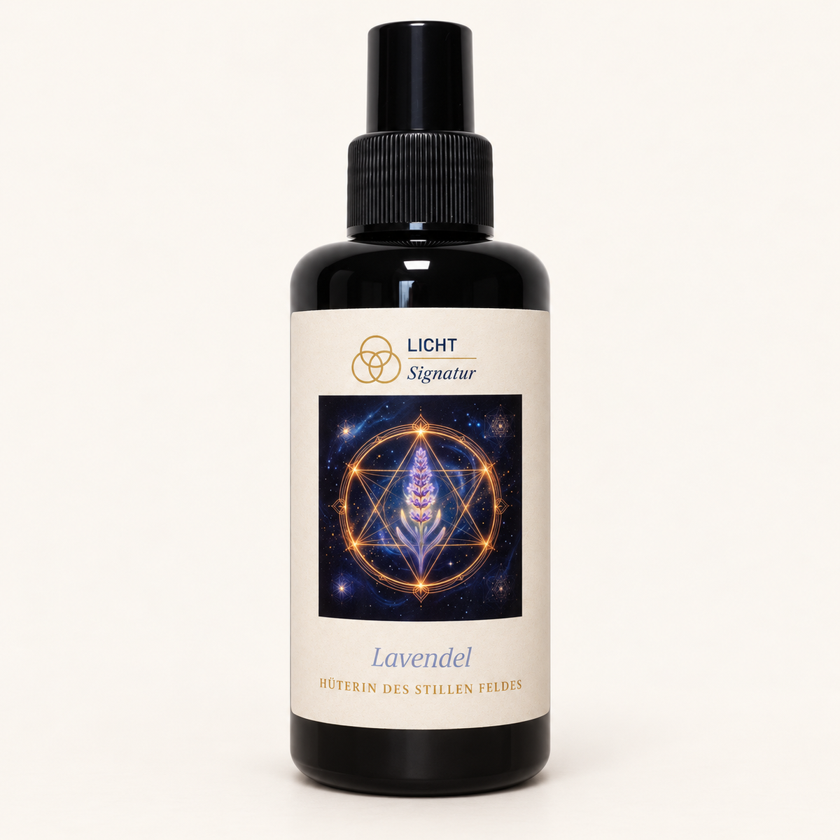 LichtSignatur Lavendel Spray in violetter Flasche mit farbigem Etikett vor elfenbeinfarbenem Hintergrund.
