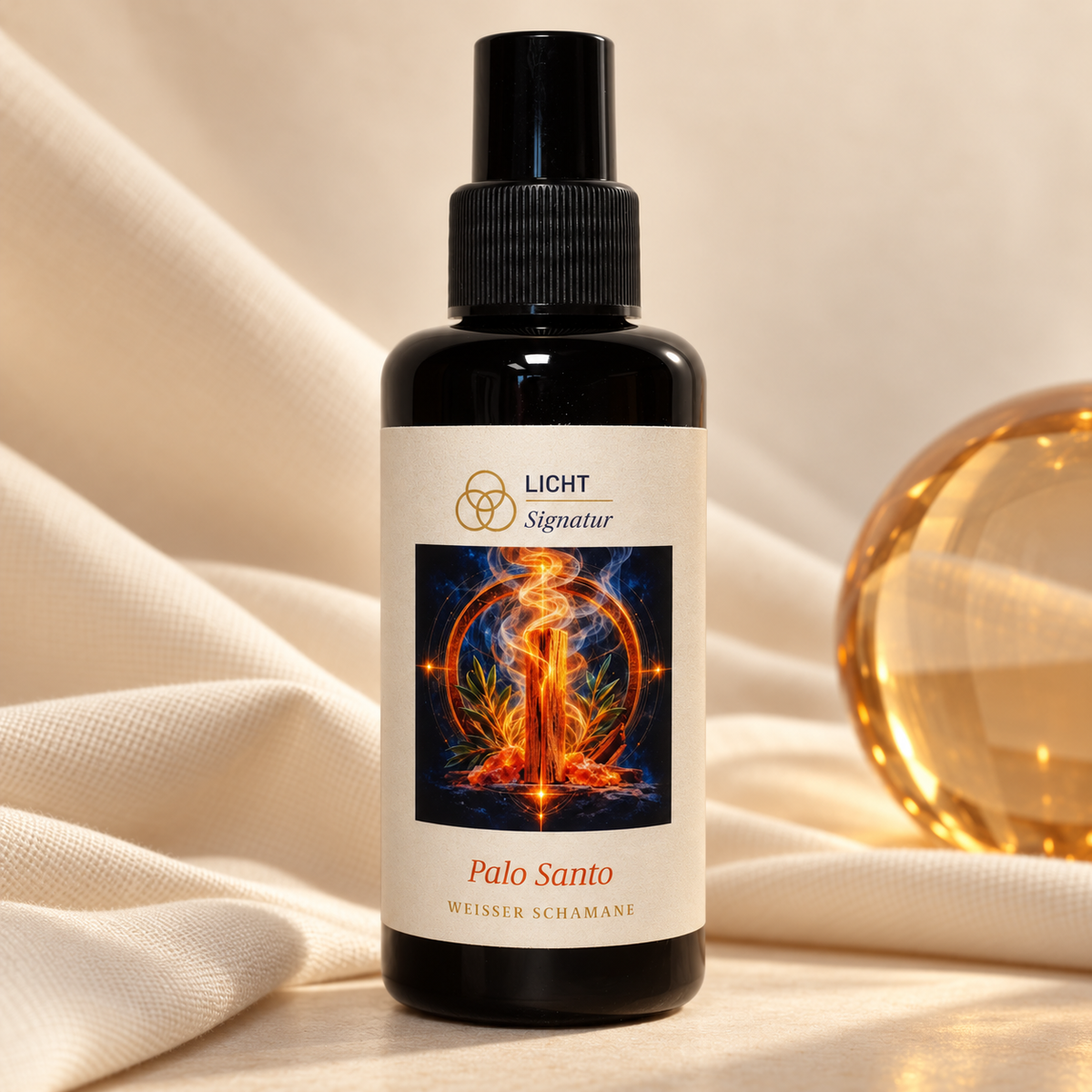 LichtSignatur Palo Santo Spray vor elfenbeinfarbenem Stoff neben einem bernsteinfarbenen Glasobjekt.