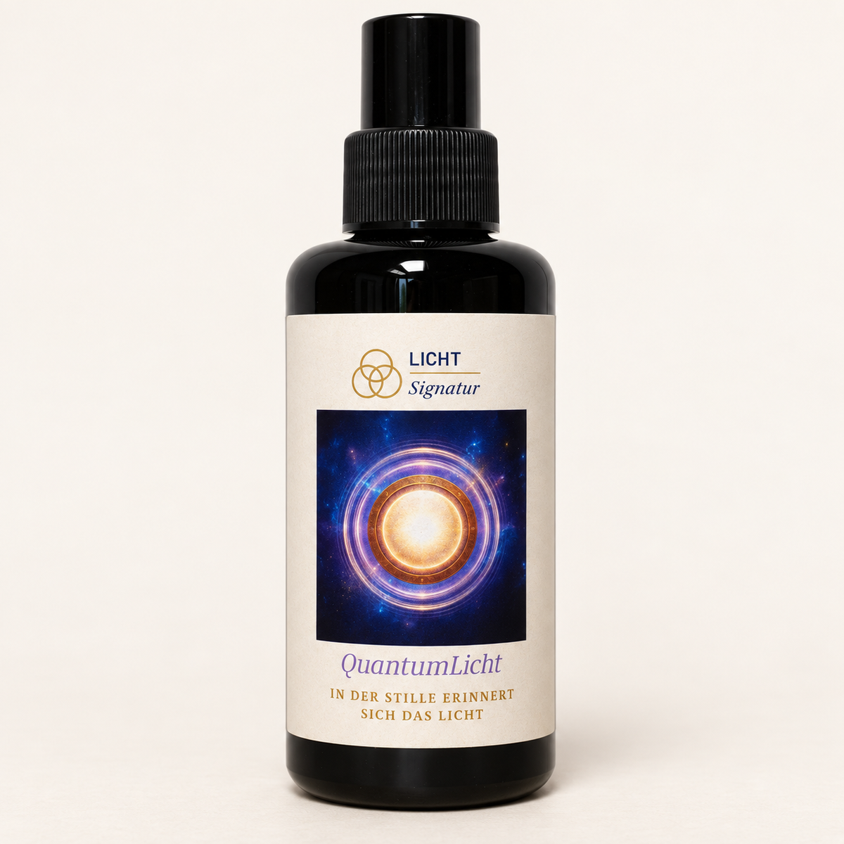 LichtSignatur QuantumLicht Spray in violetter Flasche mit farbigem Etikett vor elfenbeinfarbenem Hintergrund.