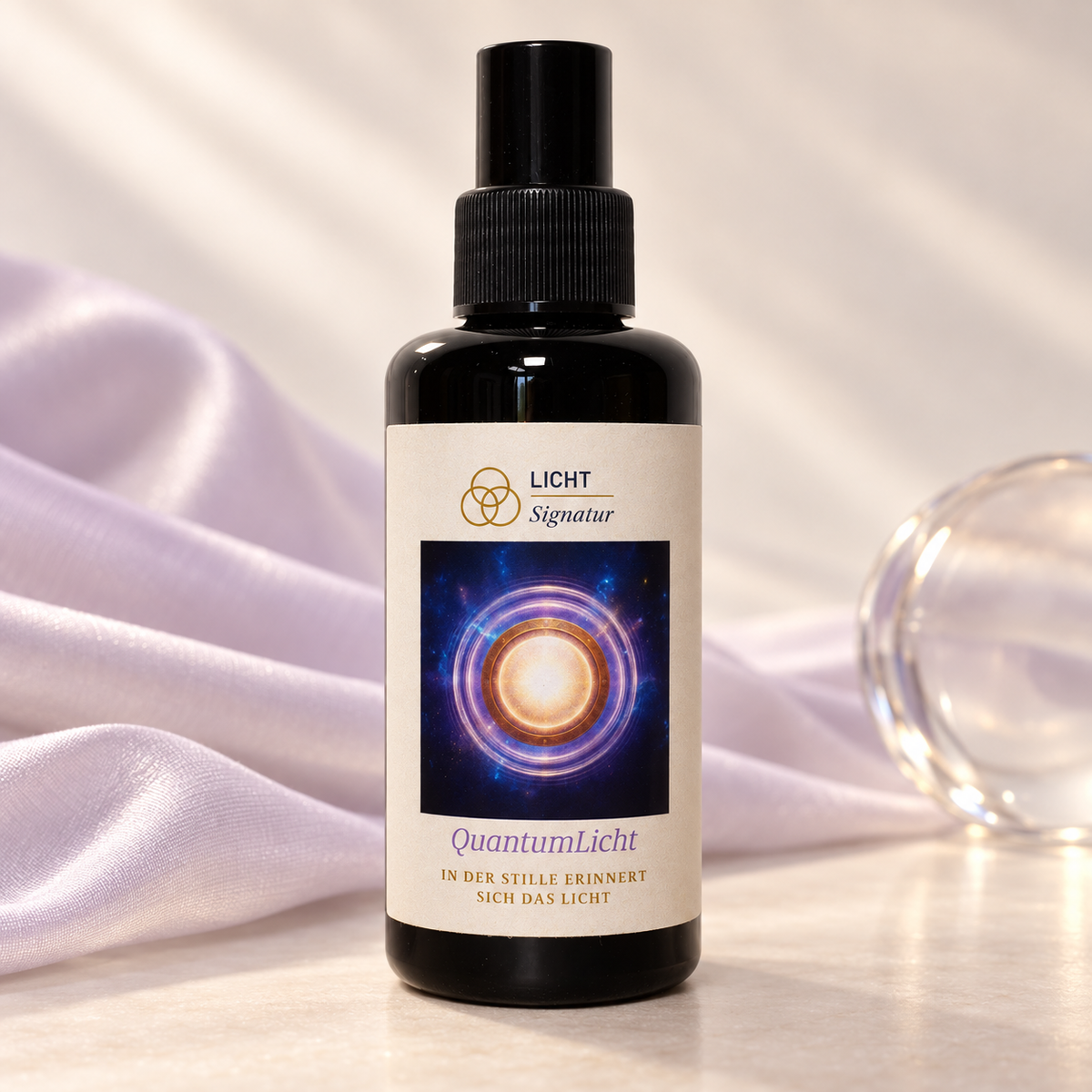 LichtSignatur QuantumLicht Spray vor zartviolettem Stoff neben einem runden Glasobjekt.