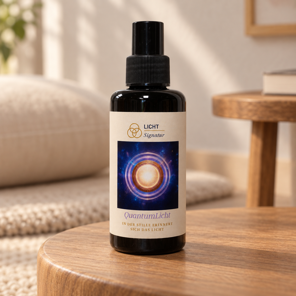 LichtSignatur QuantumLicht Spray auf einem niedrigen Holztisch vor hellen Sitzkissen.
