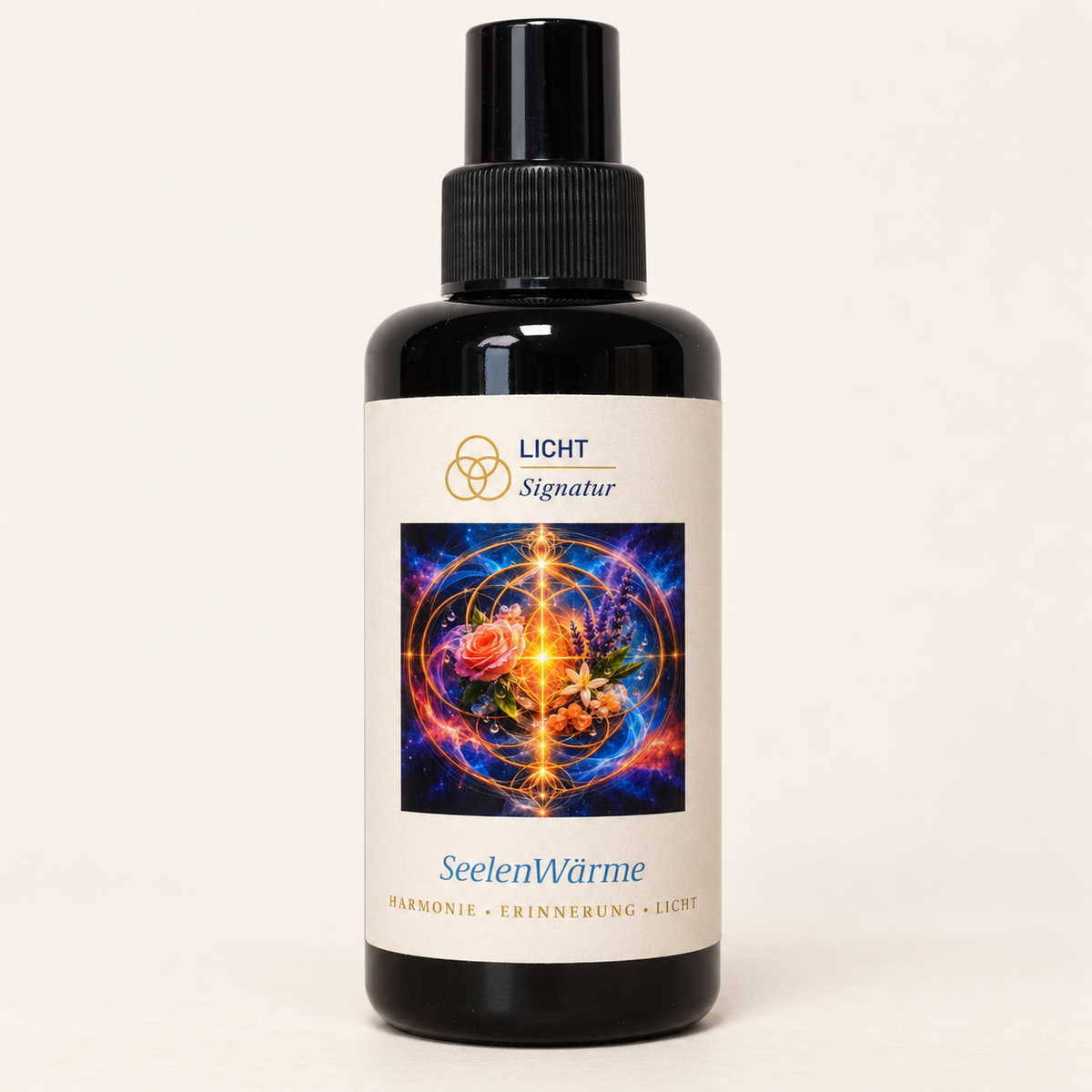LichtSignatur SeelenWärme Spray in violetter Flasche mit farbigem Etikett vor elfenbeinfarbenem Hintergrund.
