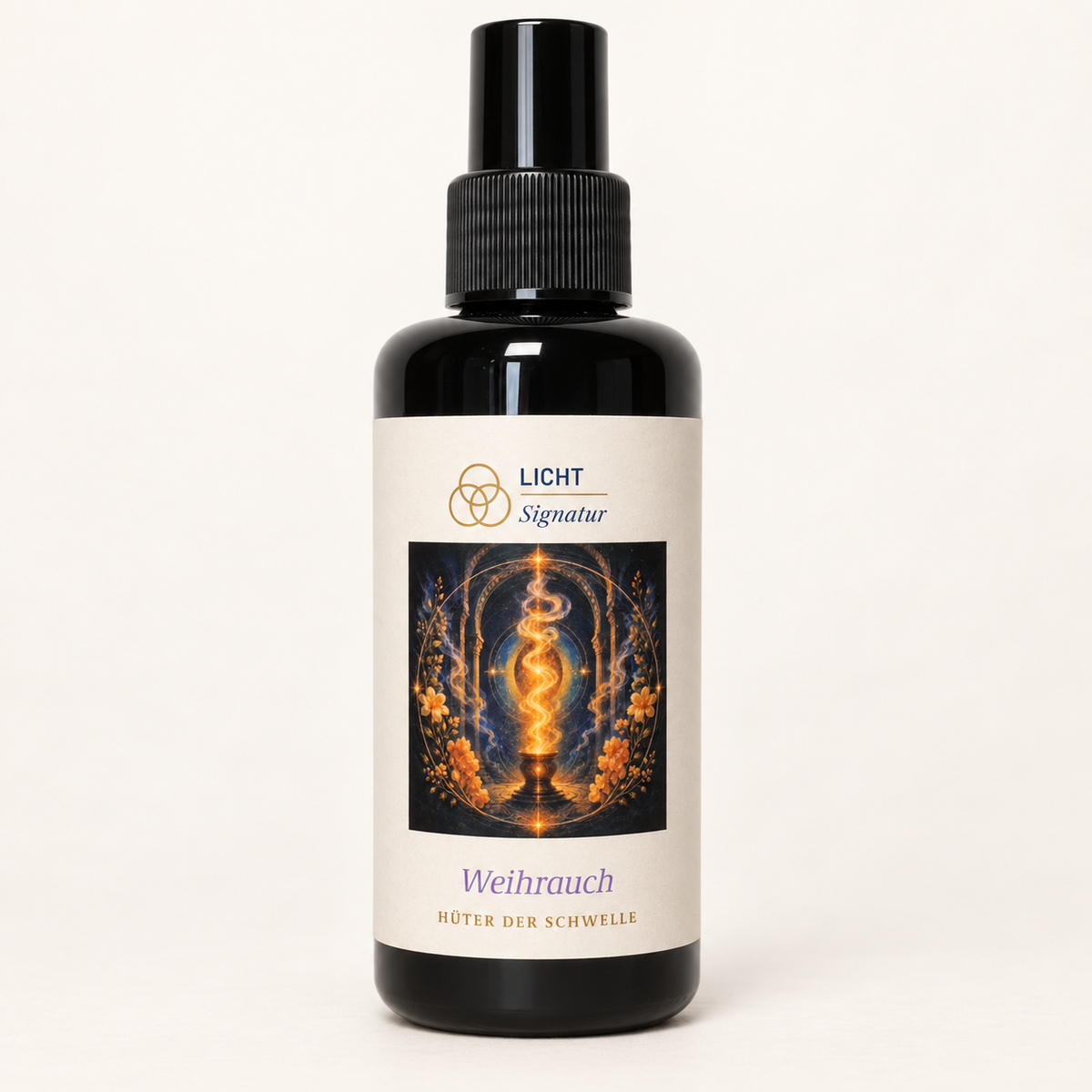LichtSignatur Weihrauch Spray in violetter Flasche mit farbigem Etikett vor elfenbeinfarbenem Hintergrund.