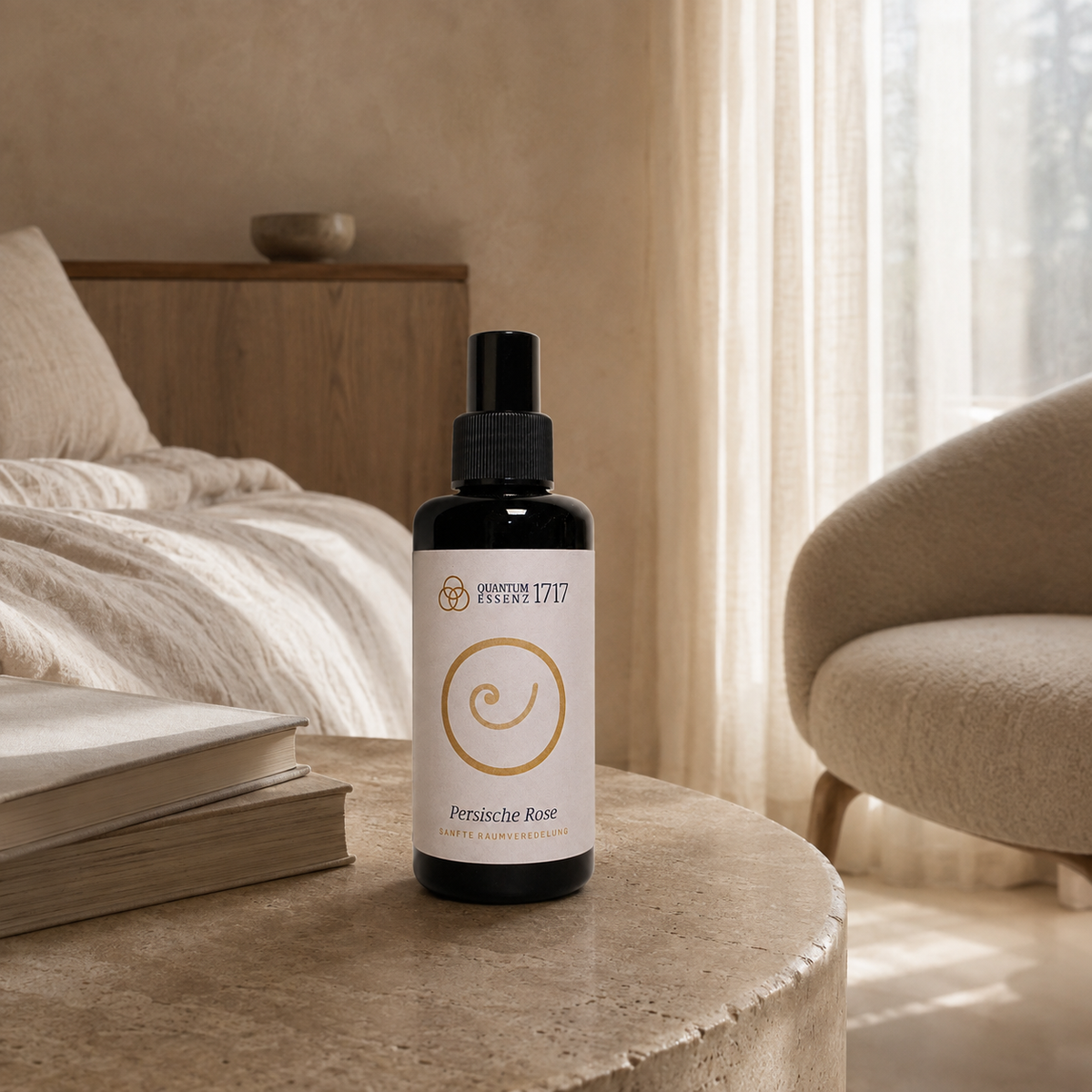 Raumkompositionsspray Persische Rose auf einem Natursteintisch in einem hellen Schlaf- und Lesebereich