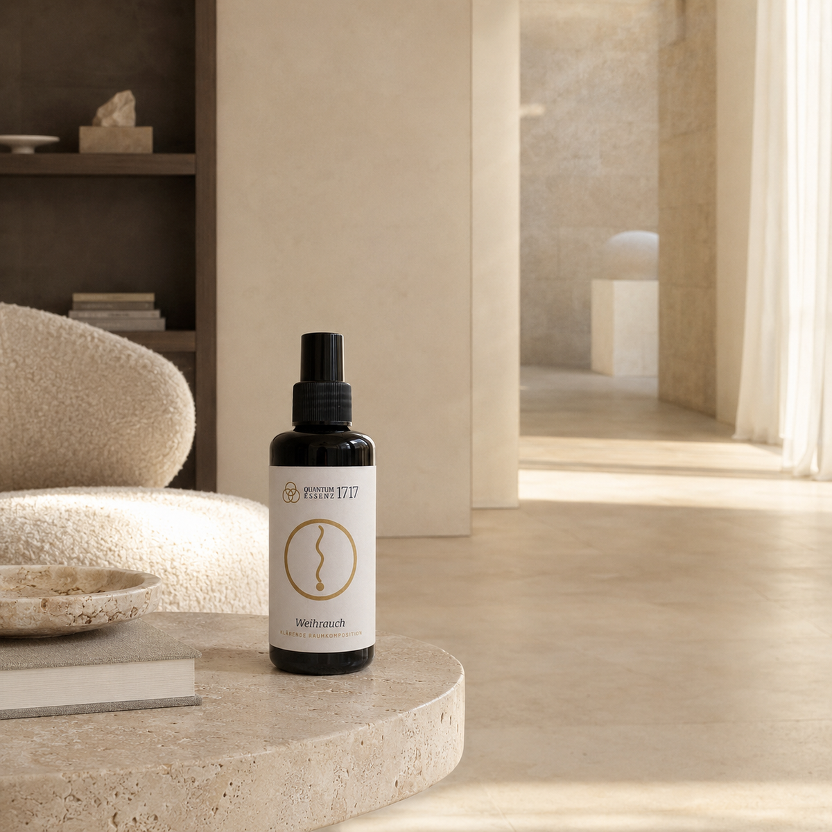 Raumkompositionsspray Weihrauch auf einem Natursteintisch in einem hellen, ruhigen Lese- und Rückzugsraum